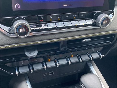 Used 2024 Chevrolet Colorado ZR2 w/ Technology Package image 25