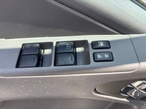 Used 2017 Nissan Frontier SL w/ Moonroof Package AWD/4WD image 8