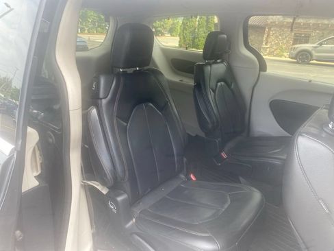 Used 2019 Chrysler Pacifica Touring-L FWD image 8