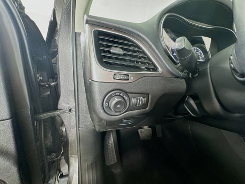Used 2019 Jeep Cherokee Latitude Plus w/ Cold Weather Group AWD/4WD image 11