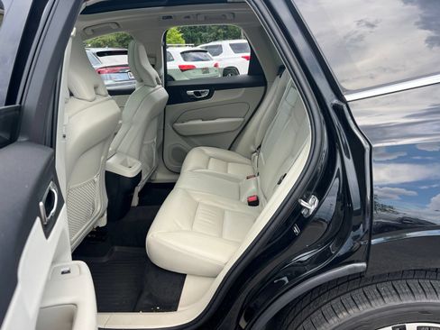 Used 2019 Volvo XC60 T5 Momentum w/ Premium Package FWD image 25