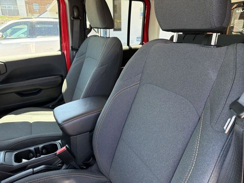 Used 2025 Jeep Wrangler Unlimited Sahara AWD/4WD image 9