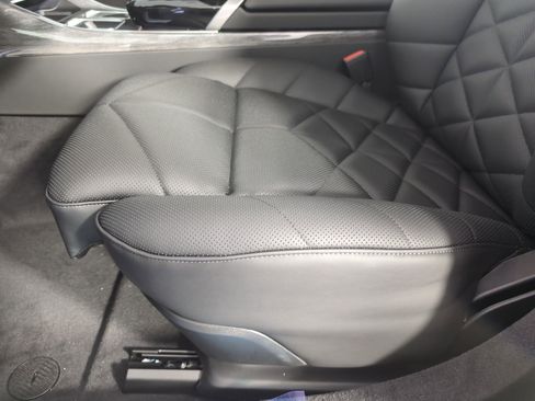 Used 2025 BMW 740i w/ Premium Package image 11