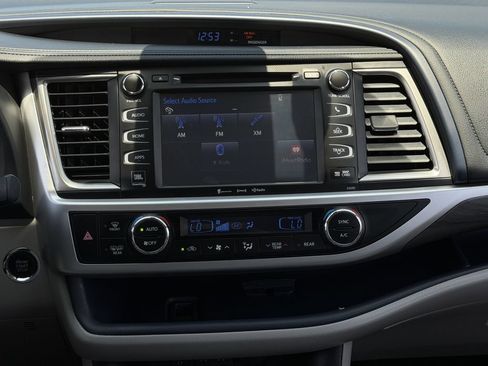 Used 2019 Toyota Highlander Limited Platinum AWD/4WD image 17