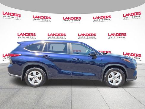 Used 2023 Toyota Highlander LE AWD/4WD image 2