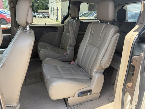 Used 2014 Chrysler Town & Country Touring-L w/ Driver Convenience Group FWD image 13
