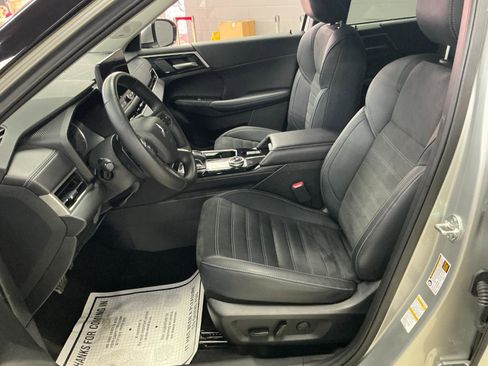 Used 2025 Mitsubishi Outlander AWD image 12