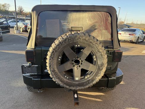 Used 2011 Jeep Wrangler Unlimited Rubicon w/ Dual Top Group AWD/4WD image 9
