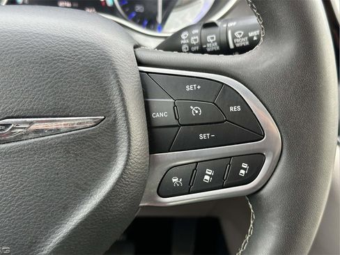 Used 2024 Chrysler Pacifica Touring-L image 9