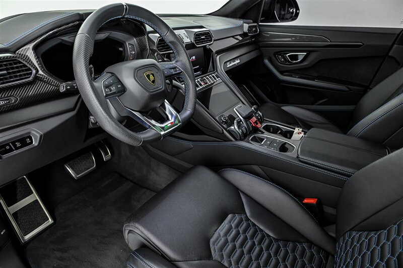 Used 2022 Lamborghini Urus AWD/4WD image 31