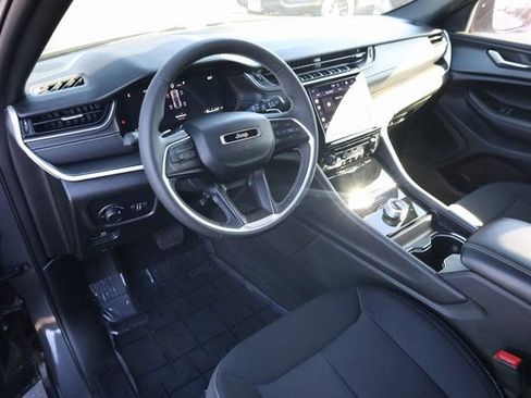 Used 2024 Jeep Grand Cherokee Laredo X image 10