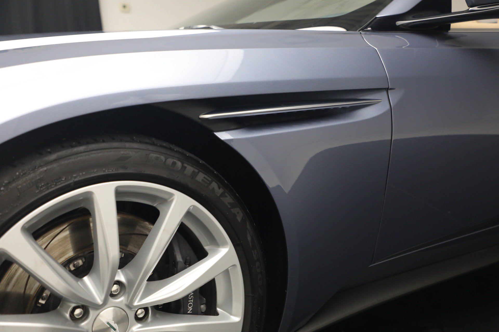 Used 2022 Aston Martin DB11 Volante RWD image 50