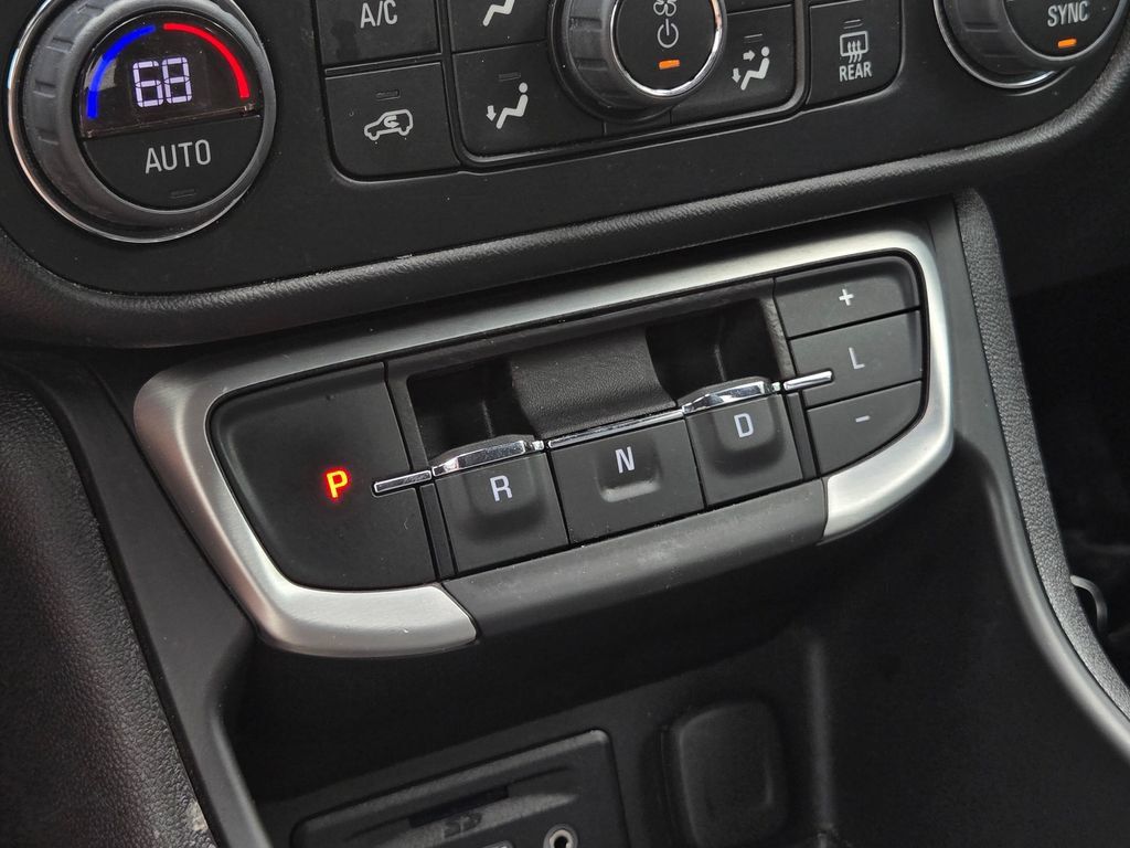 Used 2024 GMC Terrain SLT AWD/4WD image 35