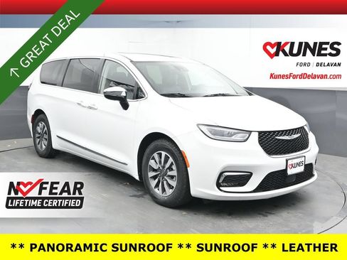 Used 2023 Chrysler Pacifica Limited FWD image 1