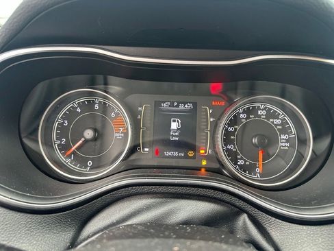 Used 2019 Jeep Cherokee Latitude Plus FWD image 11