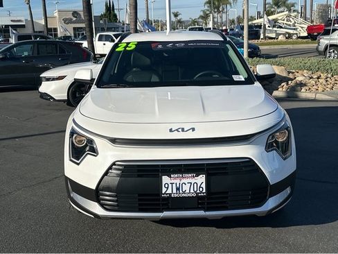 Certified 2025 Kia Niro EX image 2