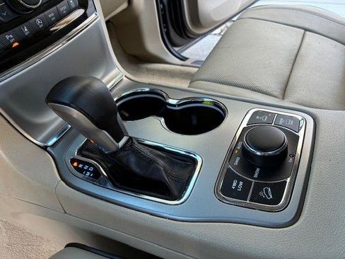 Used 2020 Jeep Grand Cherokee Overland AWD/4WD image 19