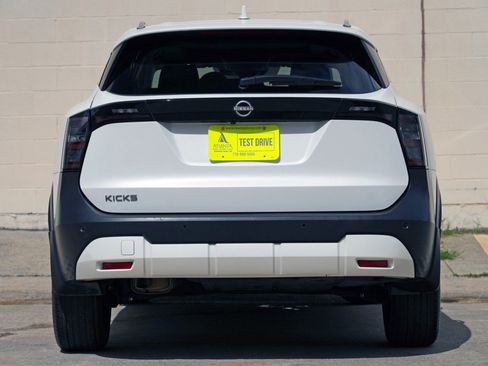 Used 2025 Nissan Kicks SV w/ SV Premium Package FWD image 10
