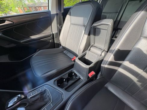 Used 2022 Volkswagen Tiguan SE w/ Panoramic Sunroof Package FWD image 35