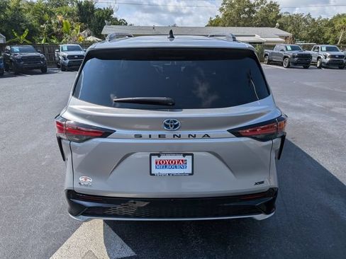 Used 2025 Toyota Sienna XSE FWD image 4