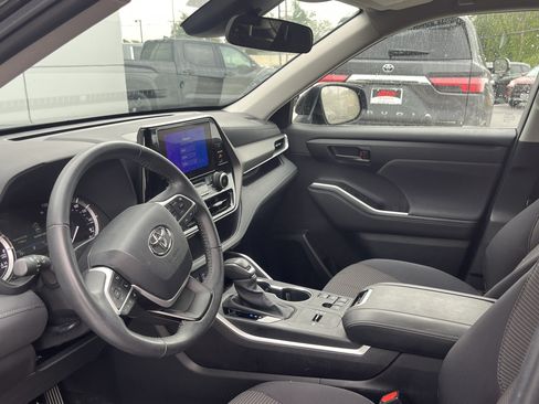Used 2023 Toyota Highlander LE FWD image 5