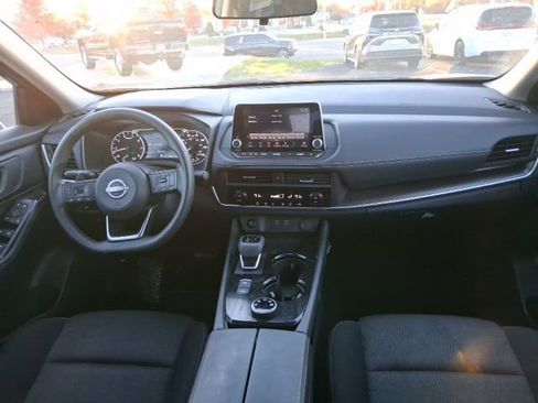 Used 2024 Nissan Rogue SV image 11