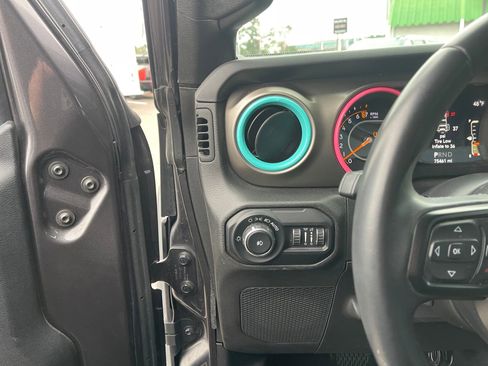 Used 2018 Jeep Wrangler Unlimited Sport S image 17