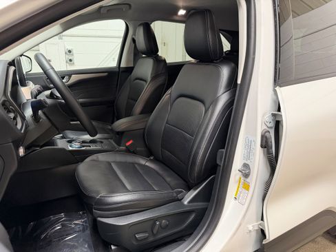 Certified 2022 Ford Escape SEL w/ Technology Package AWD/4WD image 9