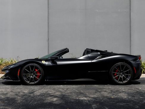 Used 2022 Ferrari SF90 Spider image 2