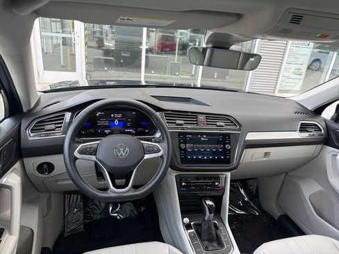 Certified 2024 Volkswagen Tiguan SE w/ Panoramic Sunroof Package AWD/4WD image 15