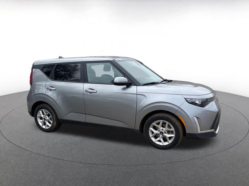 Used 2025 Kia Soul LX w/ LX Technology Package image 2