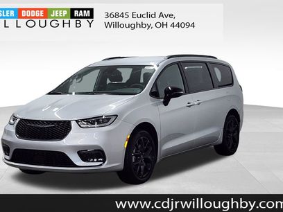 New 2026 Chrysler Pacifica Select