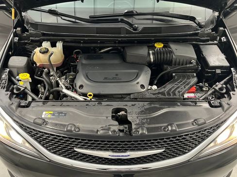 Used 2020 Chrysler Pacifica Touring-L image 78
