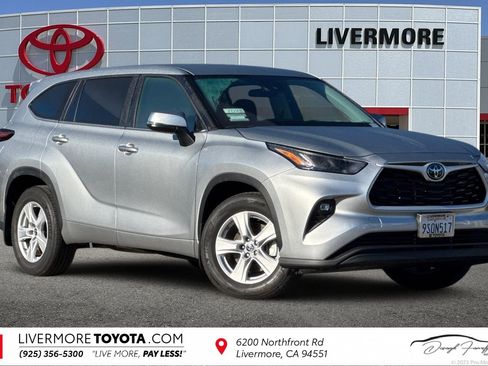 Used 2025 Toyota Highlander LE image 1