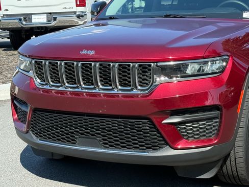 Used 2023 Jeep Grand Cherokee Laredo RWD image 9