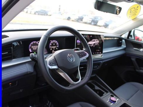 Used 2025 Volkswagen Tiguan SE w/ Panoramic Sunroof Package image 18