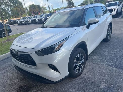 Used 2025 Toyota Highlander XLE image 5
