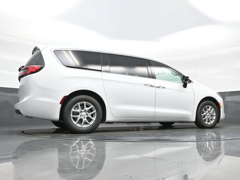 New 2027 Chrysler Pacifica Select FWD image 19