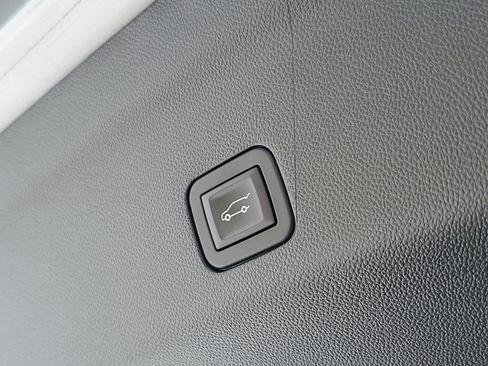 Used 2025 Chevrolet Tahoe Premier AWD/4WD image 11