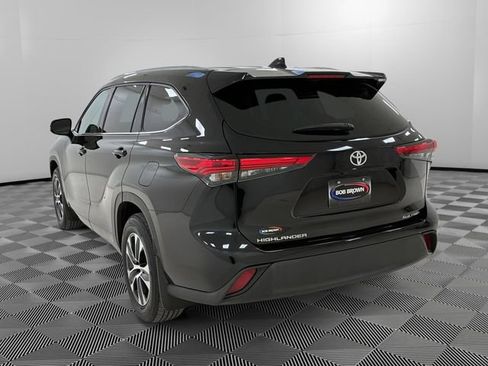 Used 2022 Toyota Highlander XLE AWD/4WD image 3