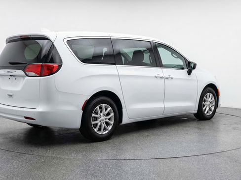 Used 2024 Chrysler Voyager LX FWD image 9