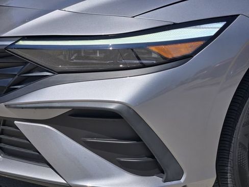 Certified 2025 Hyundai Elantra Hybrid FWD image 5