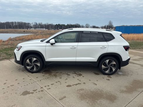 Used 2025 Volkswagen Taos SE AWD/4WD image 6