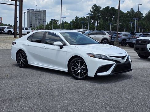 Used 2022 Toyota Camry SE FWD image 2