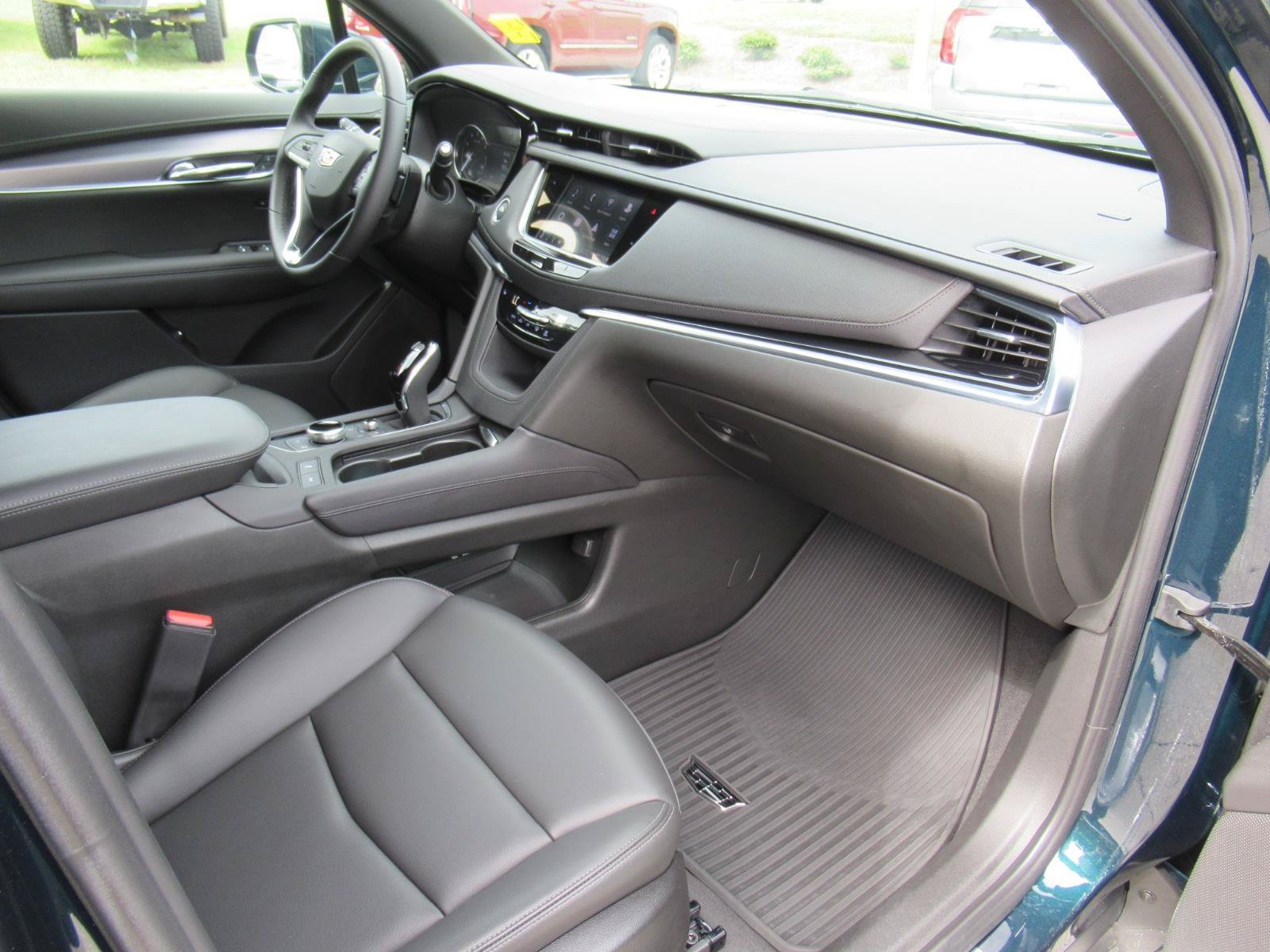Used 2025 Cadillac XT6 Luxury FWD image 12