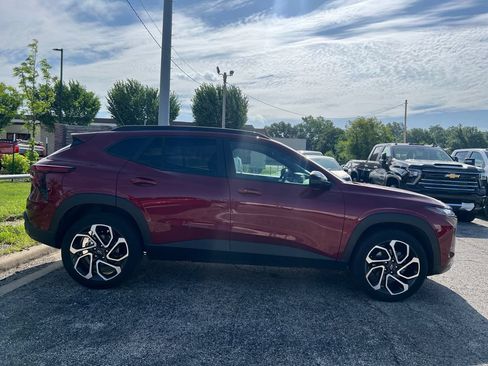 Used 2025 Chevrolet Trax RS w/ Driver Confidence Package FWD image 2