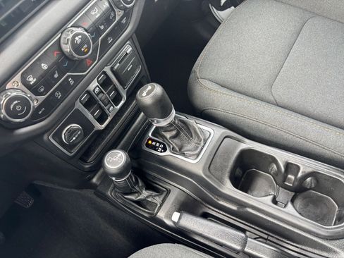 Used 2025 Jeep Wrangler Unlimited Sahara AWD/4WD image 41
