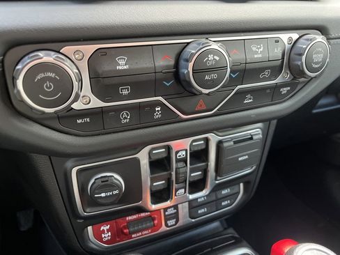 Used 2024 Jeep Wrangler Rubicon image 34