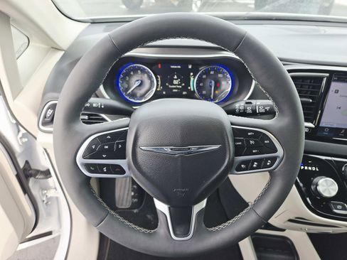 Used 2024 Chrysler Pacifica Touring-L image 22