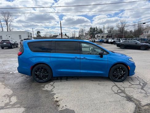 New 2026 Chrysler Pacifica Select image 5